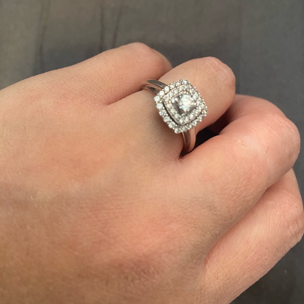 Engagement ring - Picture 2 of 2